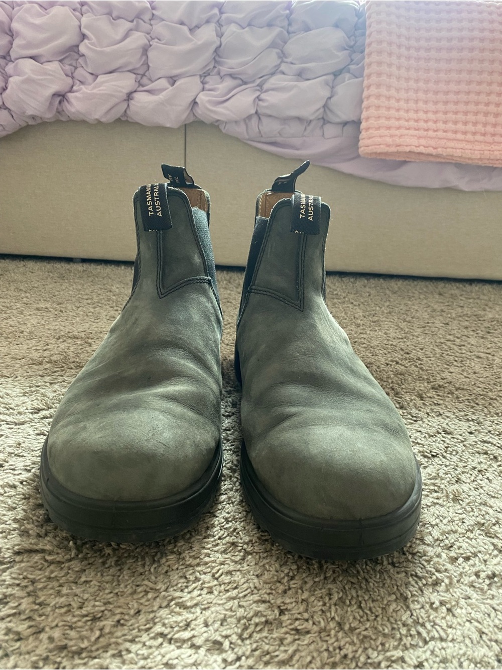Blundstone Men’s Chelsea Boot. Black/gray color Nubuck leather